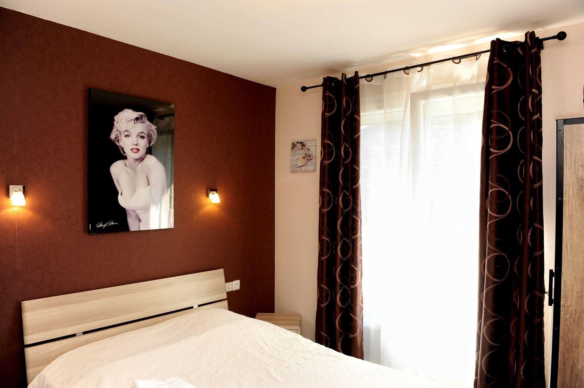Logis Le Franco Belge Hotel มงแตร์เม ภายนอก รูปภาพ